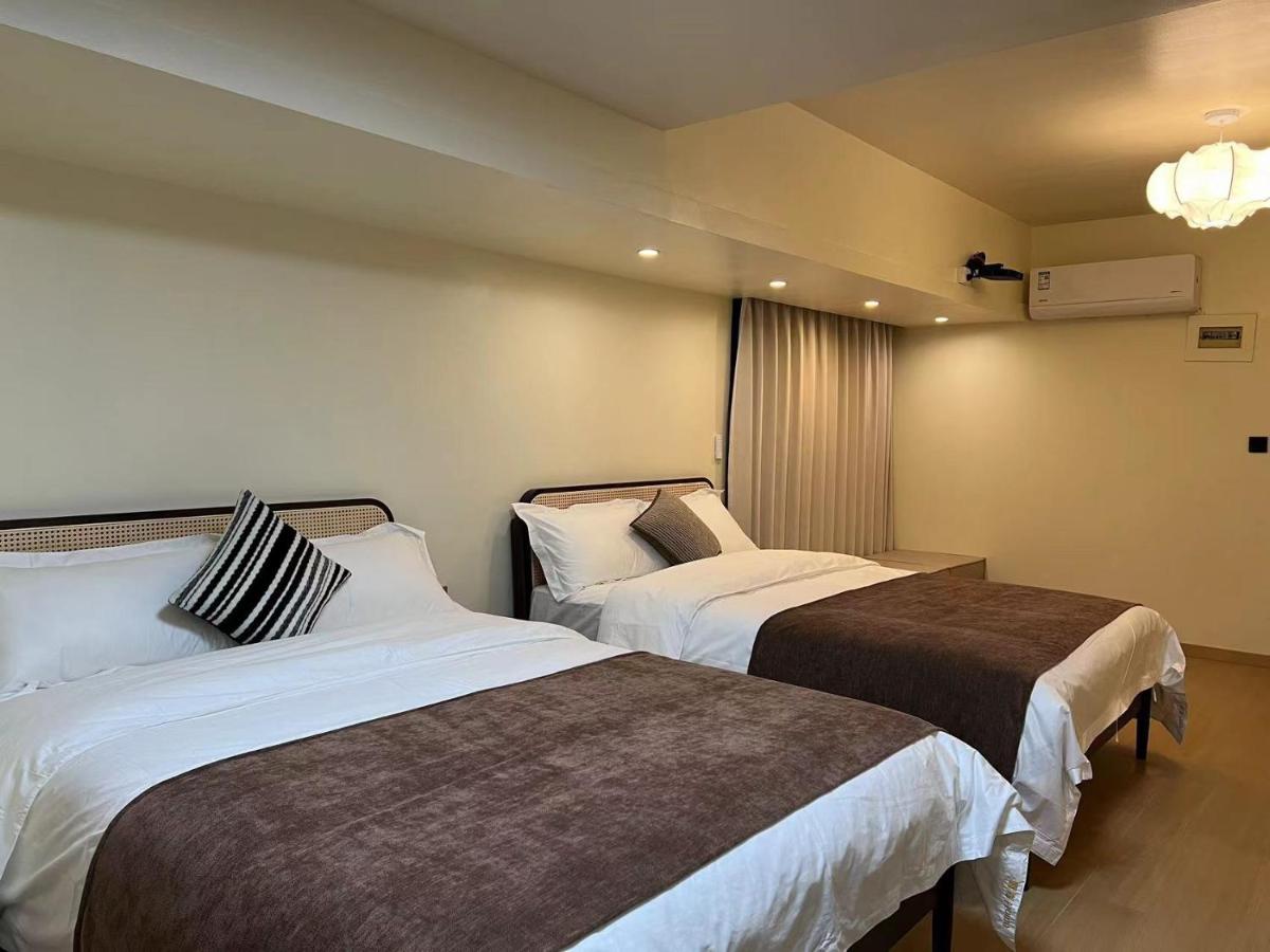 Tweepersoonskamer met 2 Aparte Bedden en Badkamer