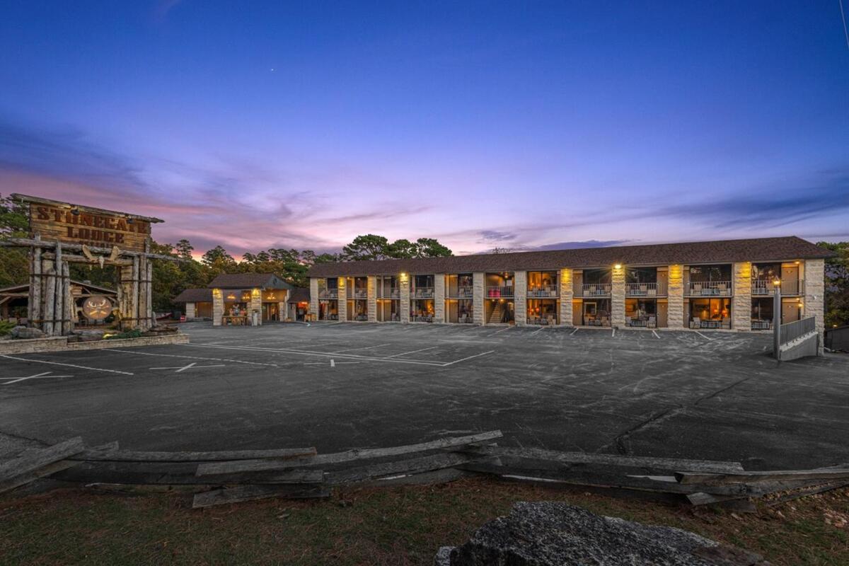 Stonegate Lodge - Pool & Firepits Room #208 - B&B Eureka Springs