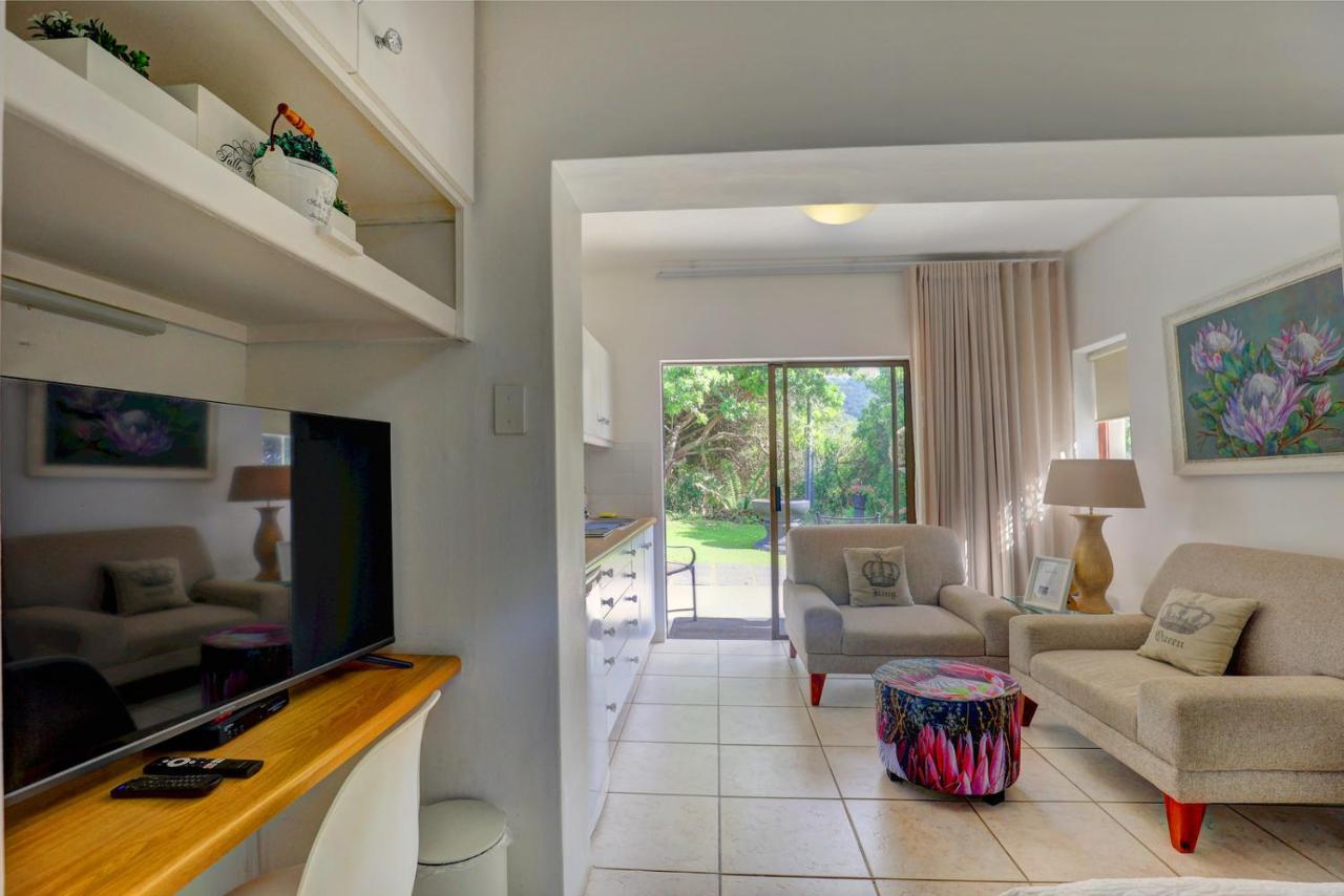 Habitación con cama extragrande y vistas al jardín 