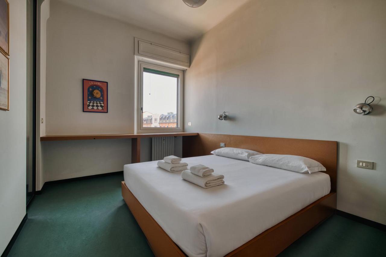 Just Urban Stays - Chic Retro 1BR Apartment -10 min by tram to Duomo - Chambres d'hôtes Milan