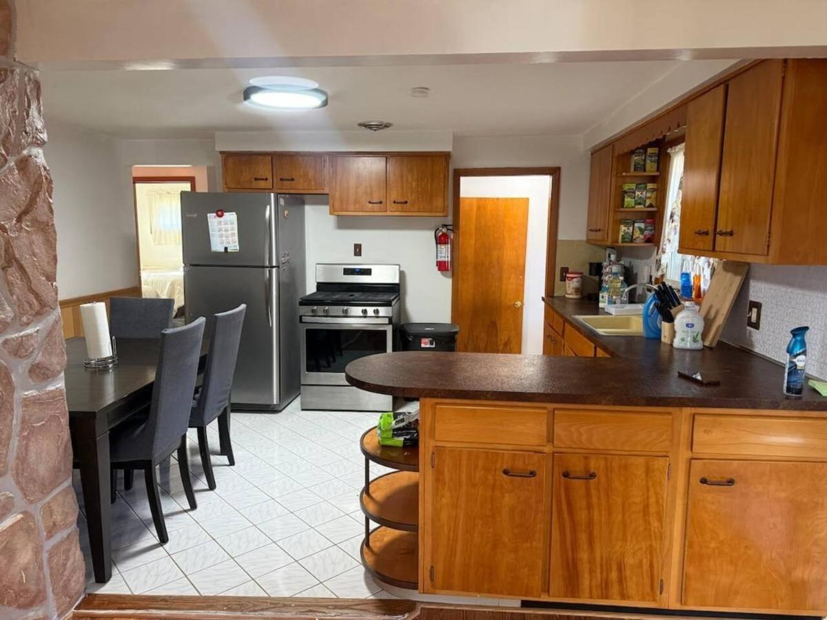 4 Cozy Bedrooms Pool Table Backyard - B&B Buffalo
