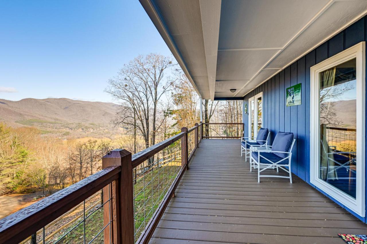 6 Mi to Chatuge Lake: Spacious Cabin w/ Mtn Views! - Chambres d'hôtes Hayesville