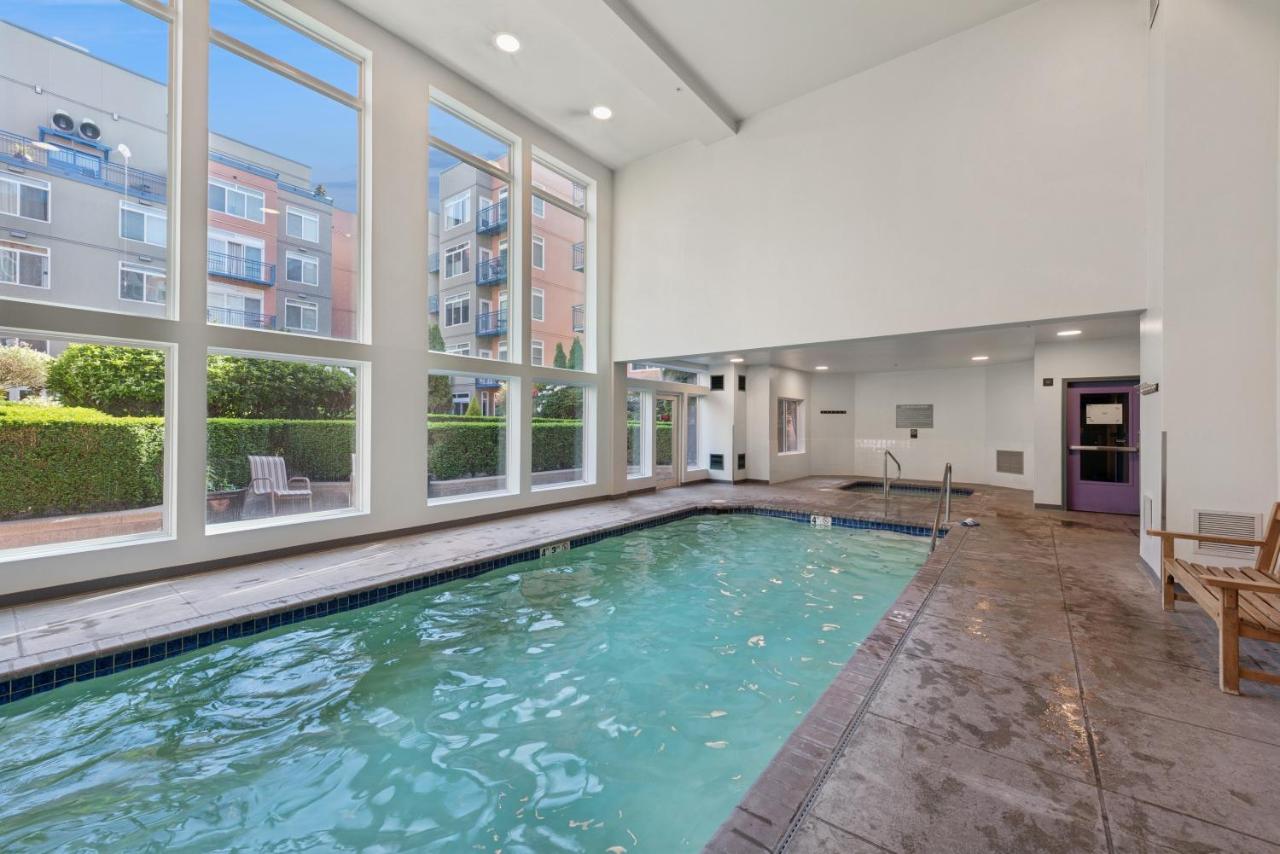 NEW 1BD Belltown Condo - Pool and Sauna - Walk to Pike Place & Space Needle - Chambres d’hôtes Seattle