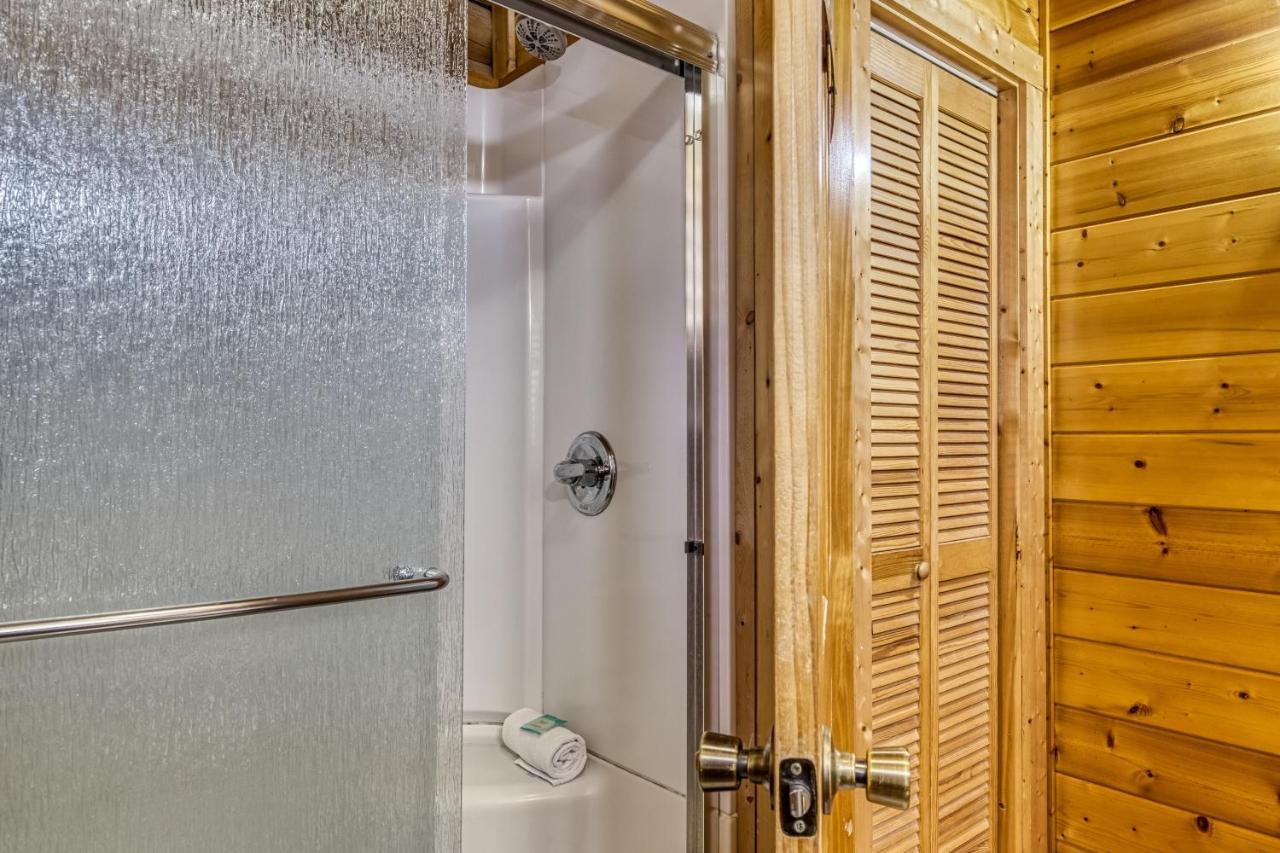 Majestic Bear Retreat - B&B Pigeon Forge
