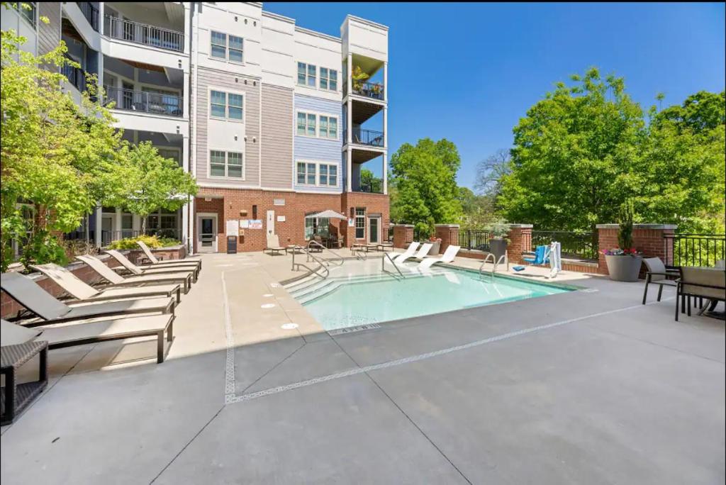 Queen City Getaway with Pool - B&B Charlotte