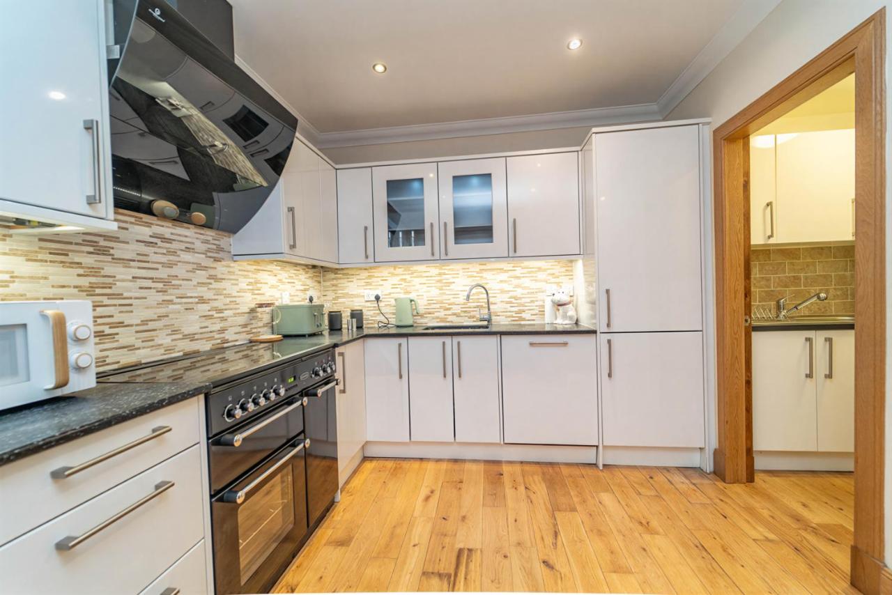 Family Friendly 3BR Townhouse with 6 Beds and Parking - B&B Edimburgo
