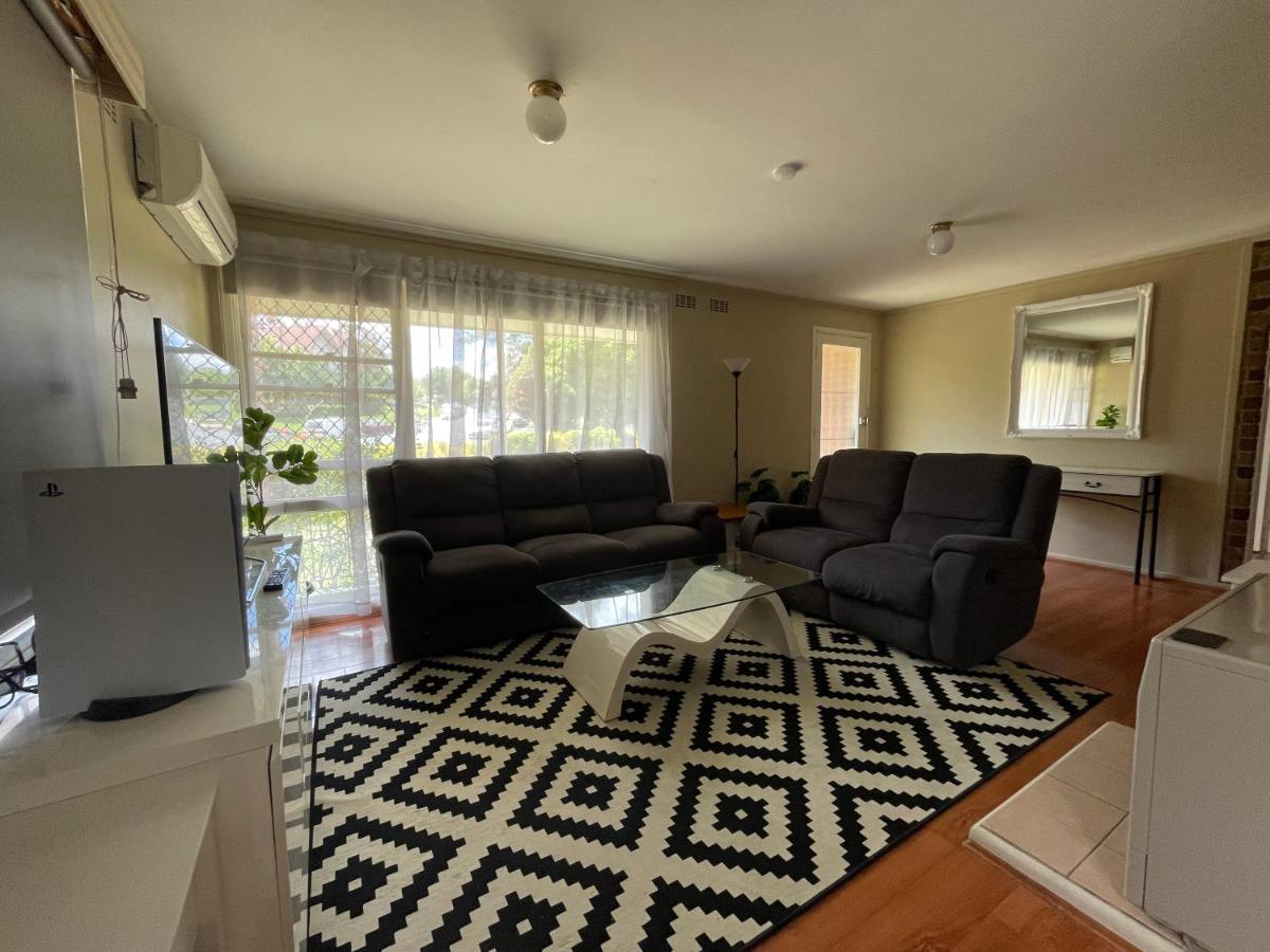Canberra Hospital Locum Welcome Entire Family Home - B&B Phillip