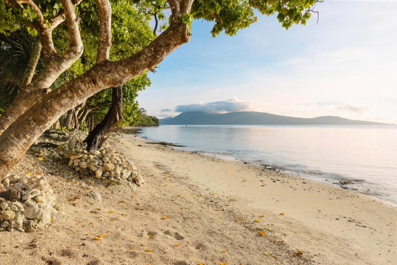 Whispering Palms - Absolute Beachfront Villas - B&B Port Vila