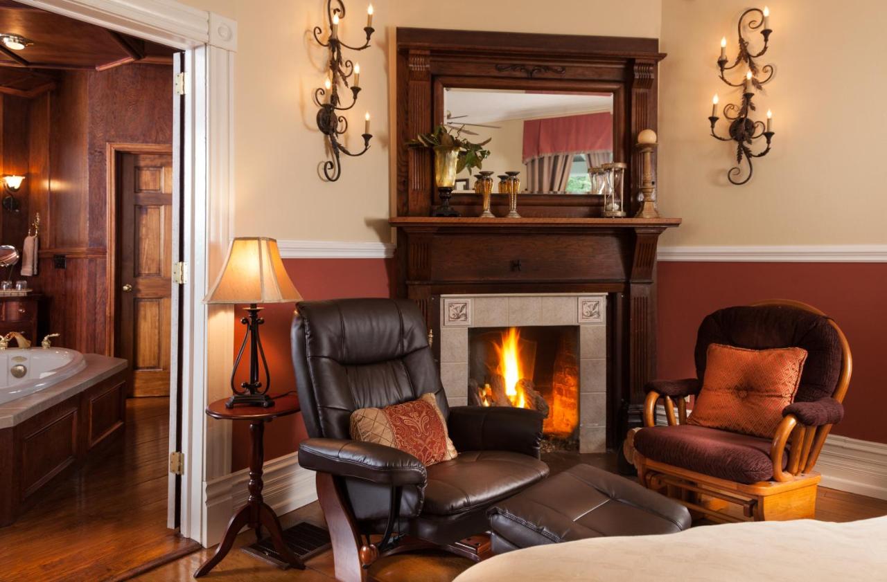 King- Grand Library Suite