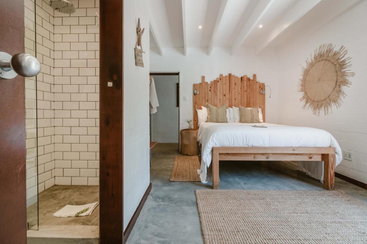 Kamer met Queensize Bed en Uitzicht op het Zwembad