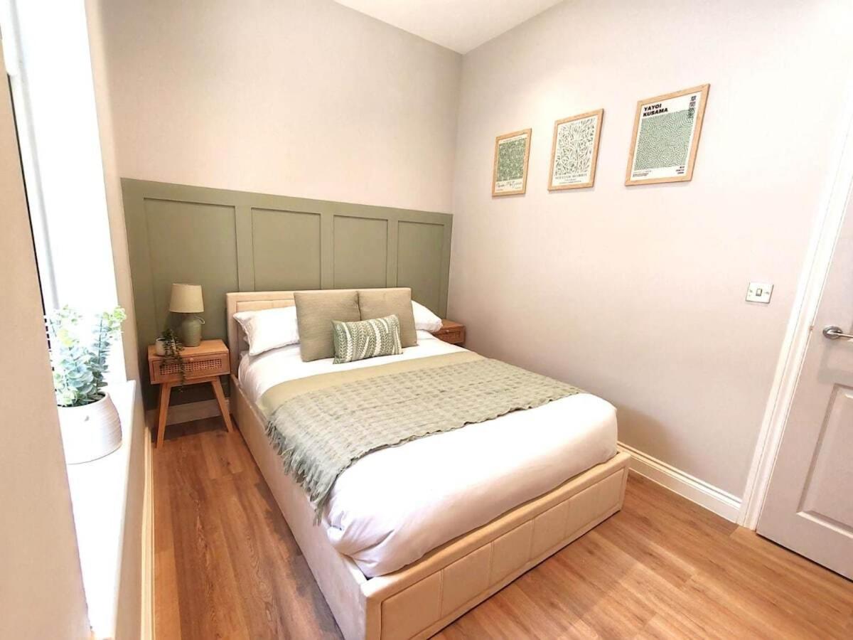 Stunning Modern Apartment Sleeps 4 - 6 Min walk from Golden Beaches-Free Parking - B&B Bournemouth