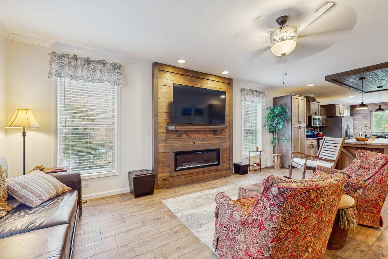 Cozy Downtown Cabin with Grill and Free Local Tickets - Ferienwohnung Gatlinburg