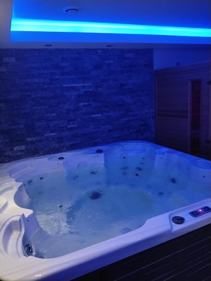 Night love jacuzzi et sauna - B&B Martigues