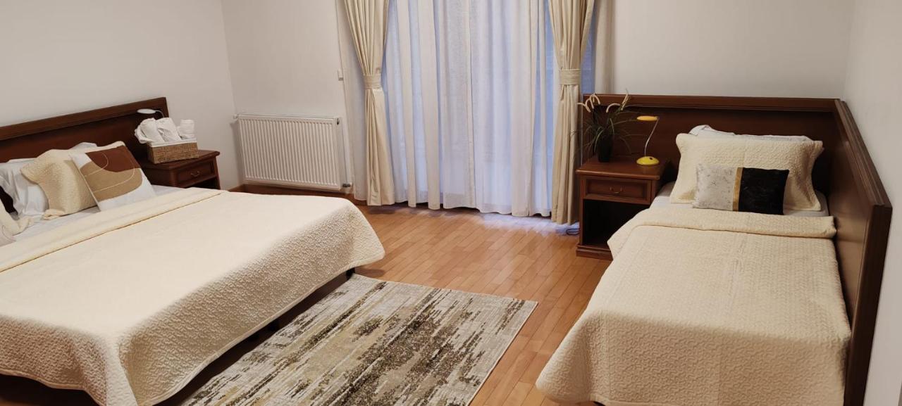 Camera Tripla Deluxe 