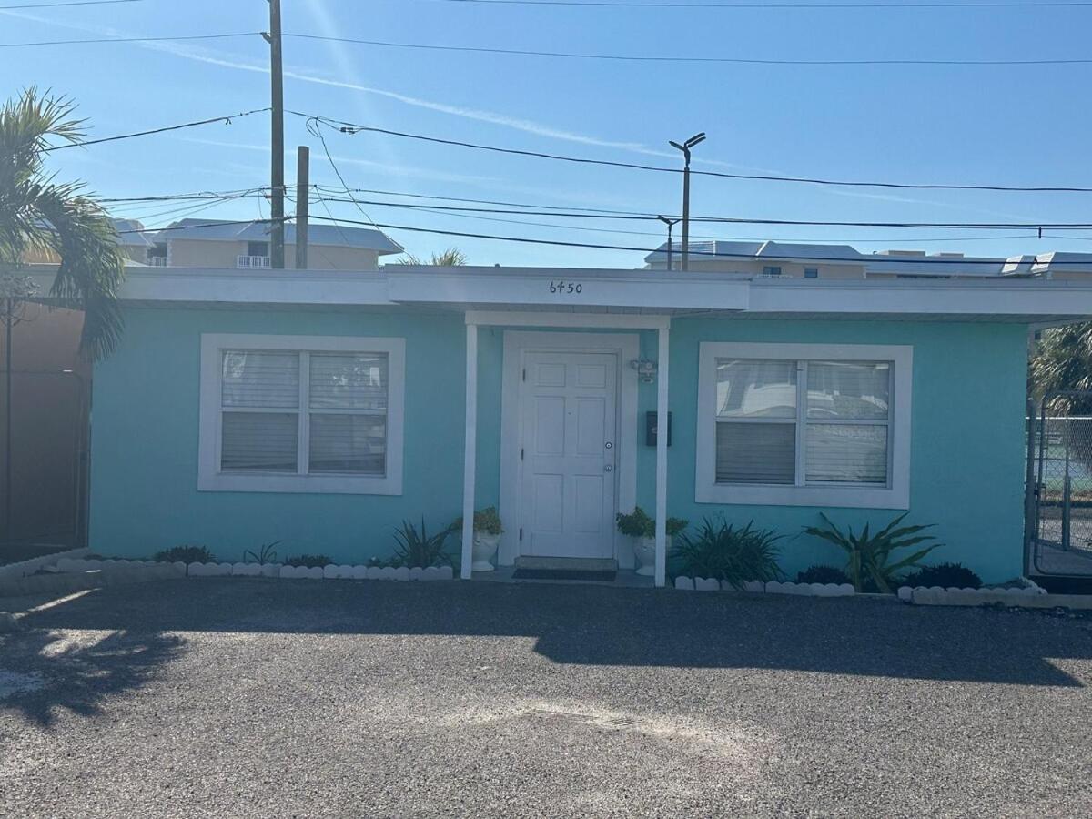 St Pete Beach 2 bedroom cottage 500 feet to sand - Chambres d’hôtes St. Pete Beach