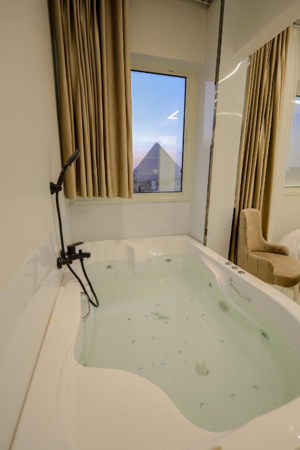 First Site OF Pyramids View & Jacuzzi - B&B Cairo
