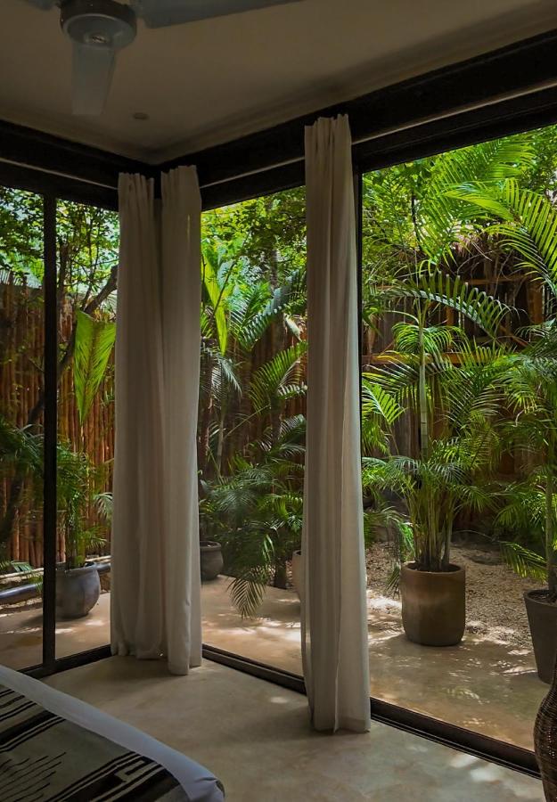 Suite con bañera de hidromasaje y cama grande