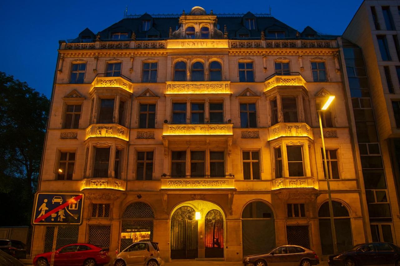 Downtown Landmark near Checkpoint Charlie - Iconic Wood Ceiling - Ferienwohnung Berlin