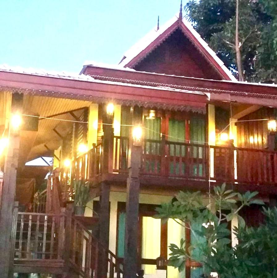 Habitación con cama grande y vistas al jardín