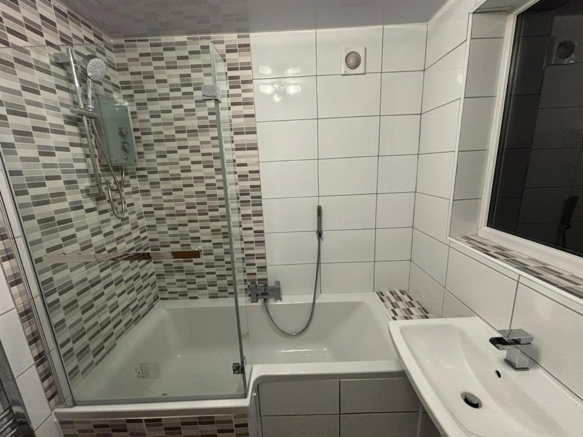 Entire House, Parking, Facilities, sleeps up to 6, suitable for contractors, families or NHS - Chambres d'hôtes Liverpool