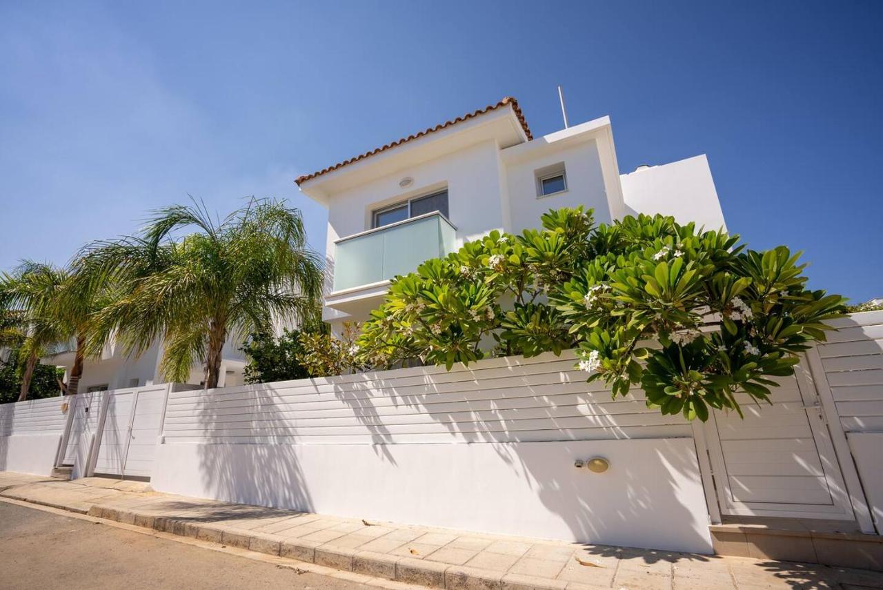 Hubstay - Blue Harmony Villa in Protaras - 5 min Walk to the Beach - B&B Paralímni