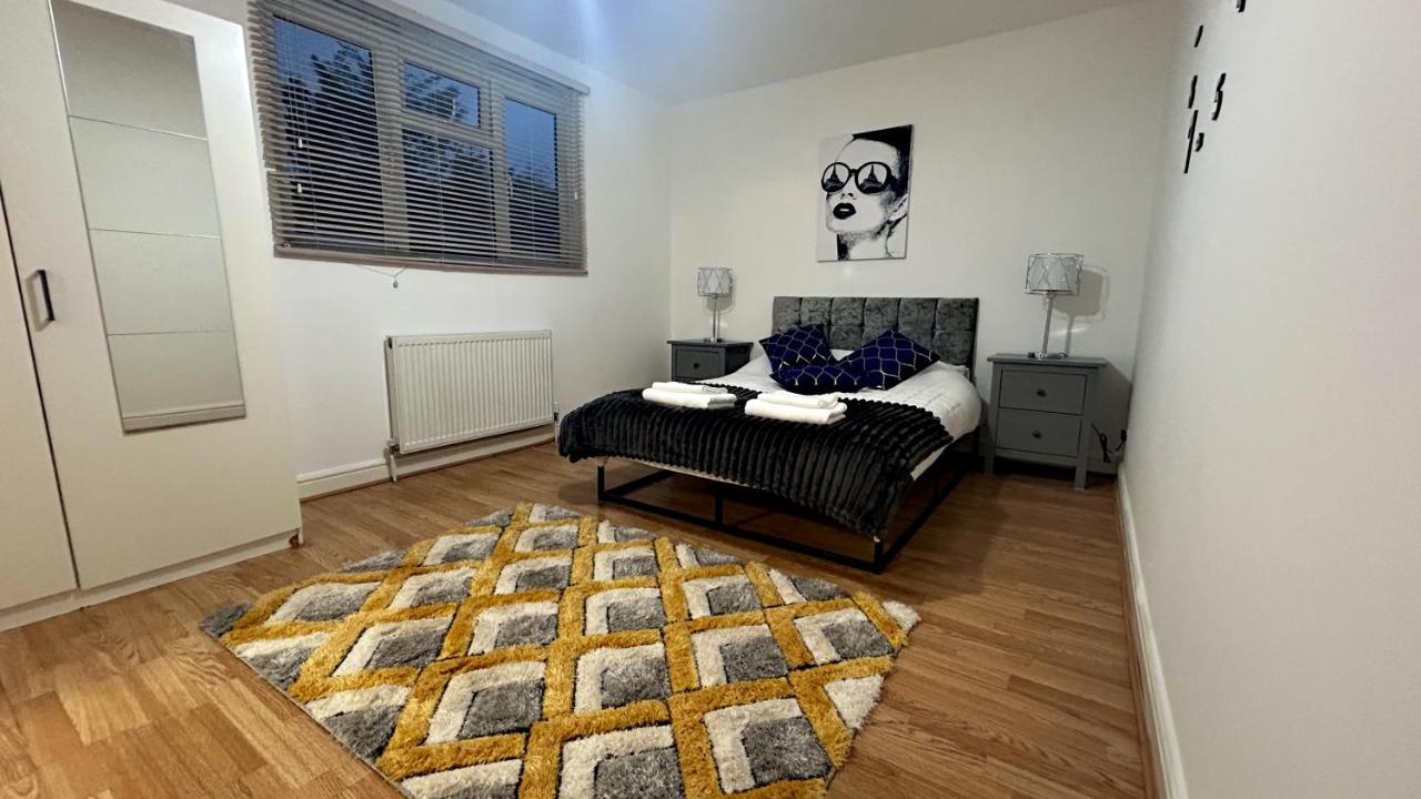 Stunning 5 Bedroom Apartment in Mill Hill Broadway with parking - Ferienwohnung Mill Hill