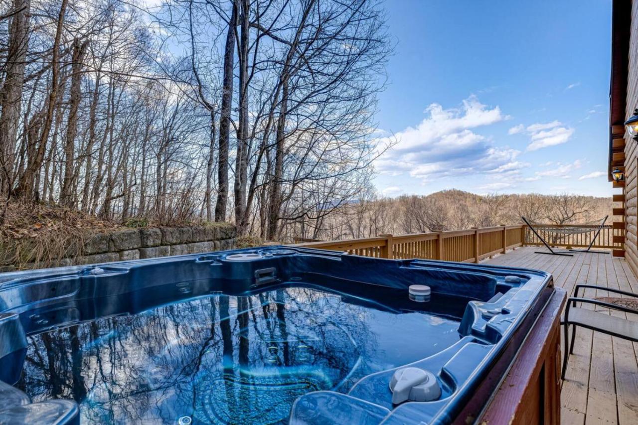 Luck's Lockout - Mountain Retreat, Balcony, Hot Tub, and Grill - B&B Waynesville