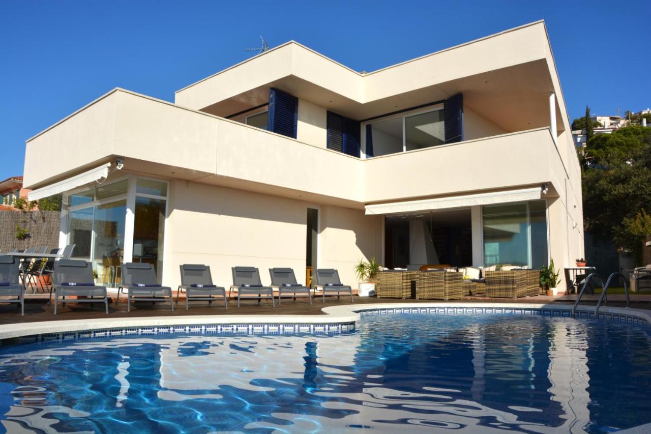 Villa Med A 2 kilometros andando de la playa, del puerto de Aguadoç y a 4 del centro de Sitges Muy Soleada todo el dia Capacidad superior a 16 personas NO REQUIERE COCHE - Bed and Breakfast Sitges