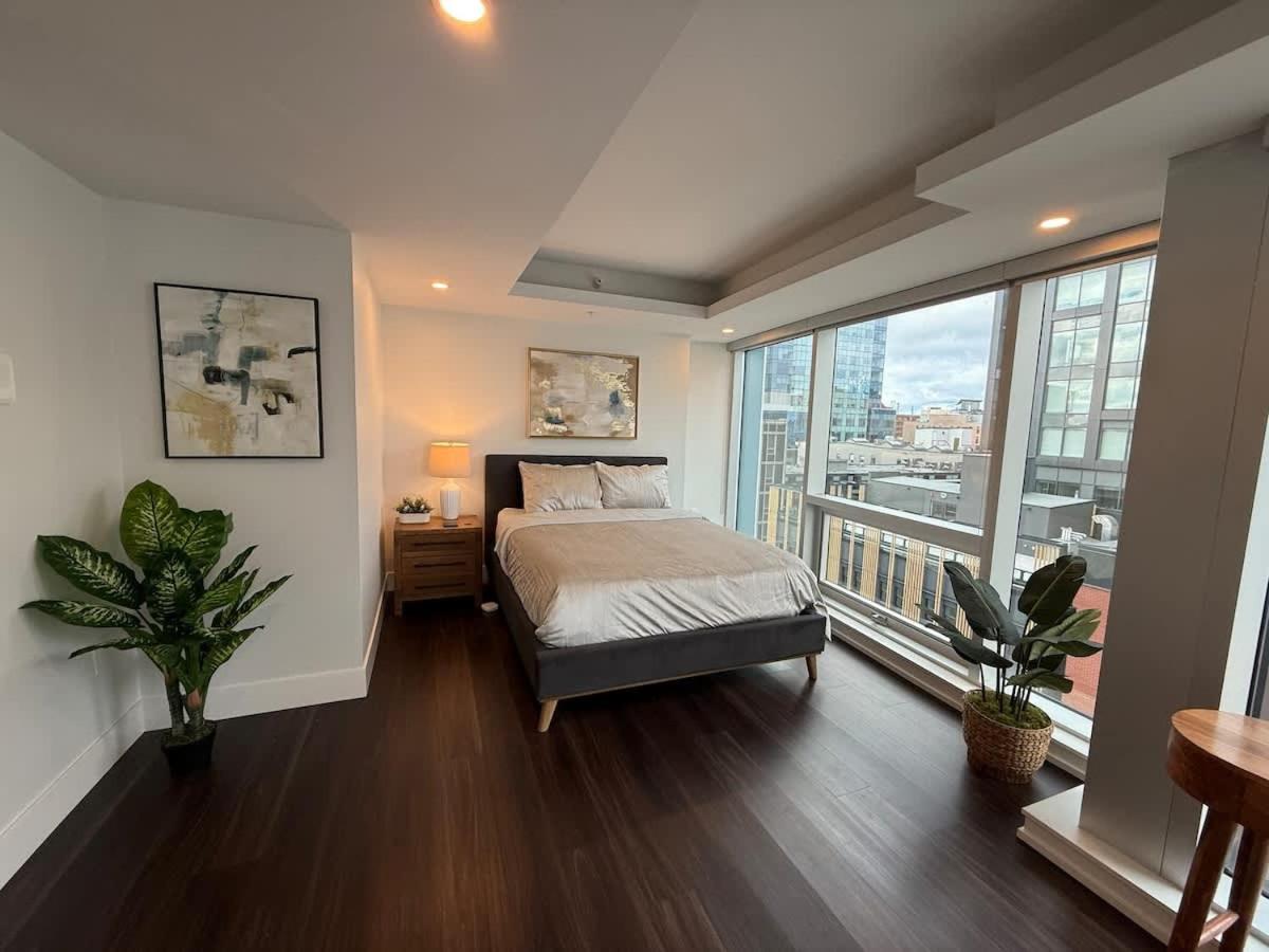 Waterfront 1 BR corner unit - 6 appliances & gym - Chambres d’hôtes Halifax