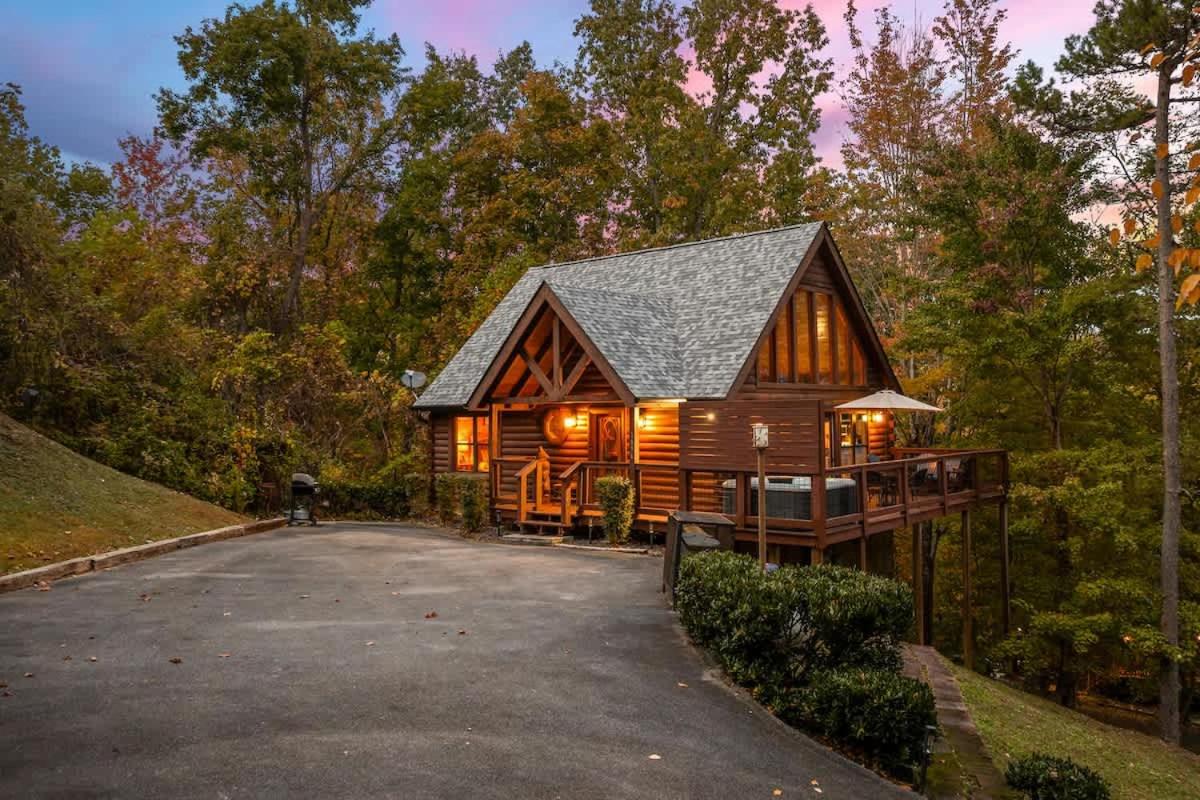 Secluded Luxury Cabin Villa with Mountain Views Hot Tub & Walk in Shower - B&B Sevierville