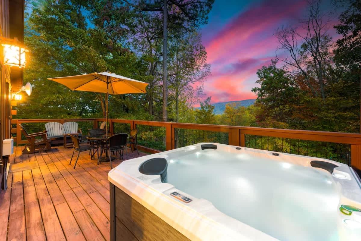 Secluded Luxury Cabin Villa with Mountain Views Hot Tub & Walk in Shower - B&B Sevierville