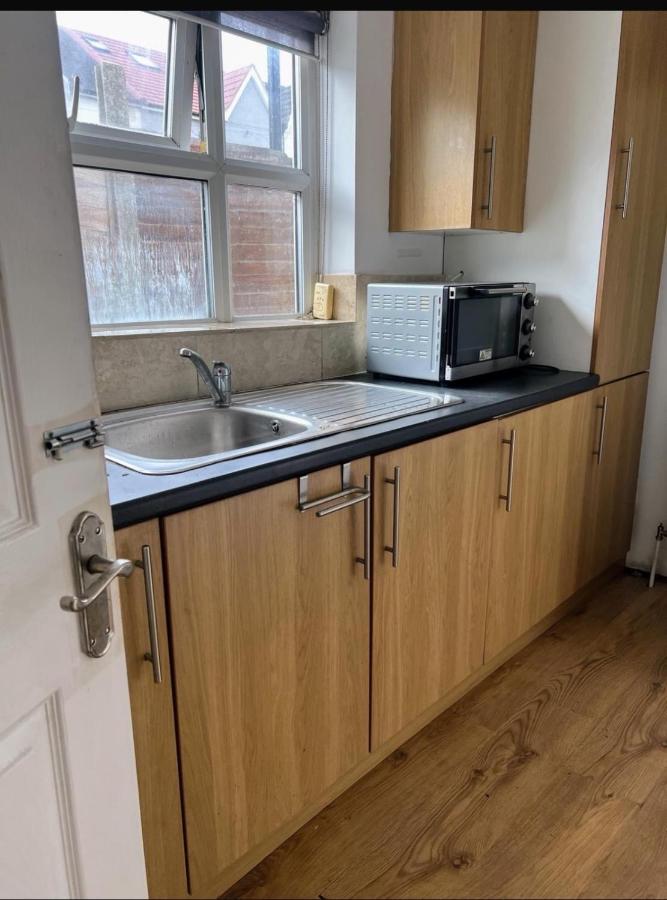 Two Single bedrooms in garden studio with kitchenette and bathroom - B&B Feltham