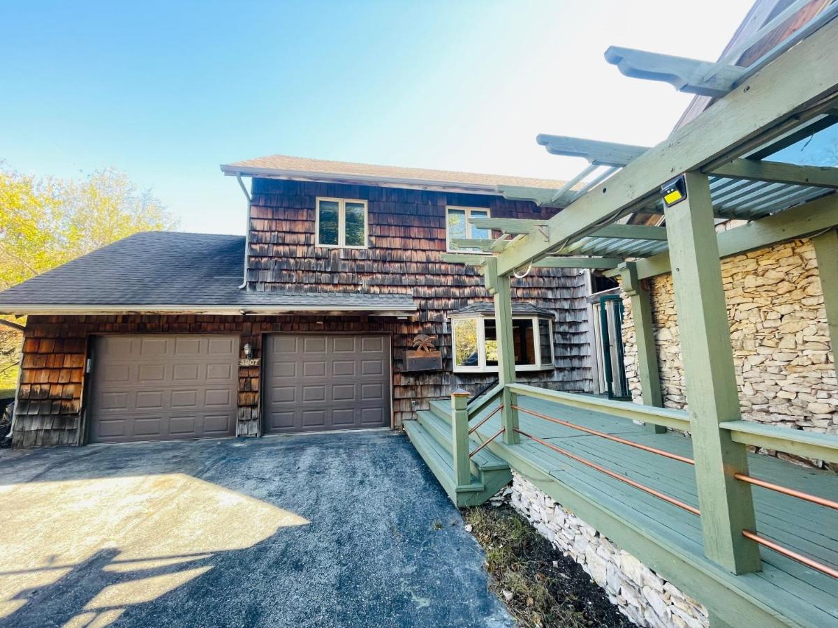 Longview Lake Getaway 4-Bedroom house - B&B Lee's Summit
