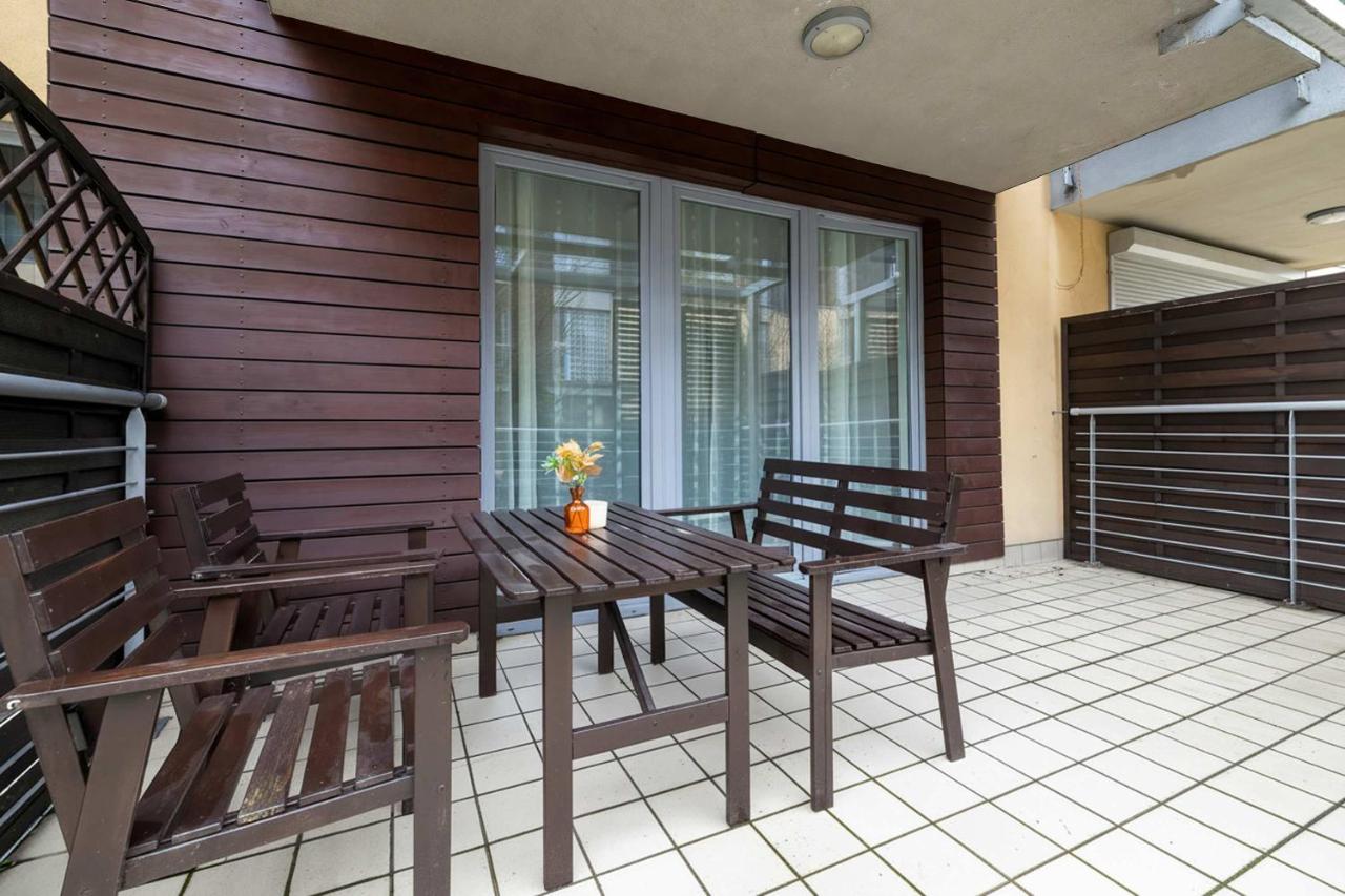 Spacious Apartment with Underground Parking and Terrace by Noclegi Renters - Chambres d'hôtes Katowice