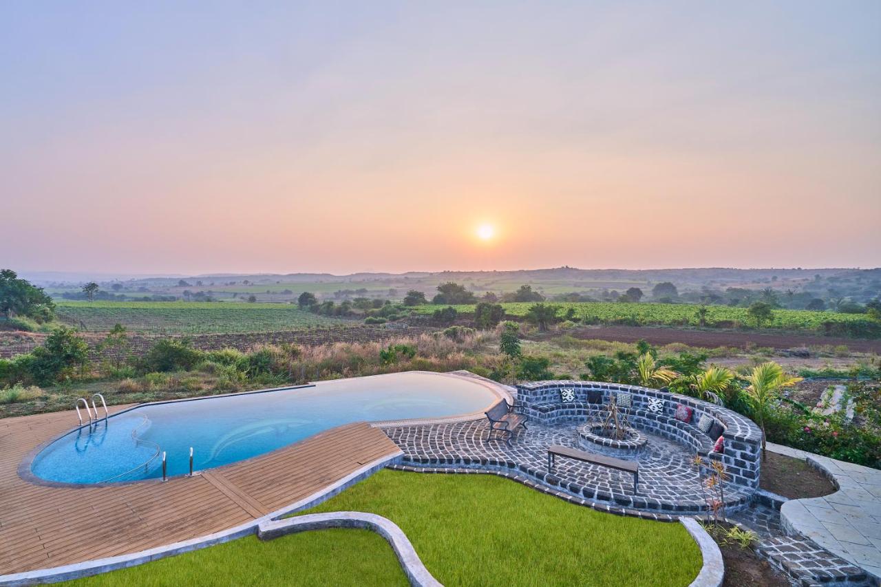 SaffronStays Ashfield - 5BHK Eco-Farmhouse with Pools, Jacuzzi, Lawn & Games Room - Chambres d'hôtes Nashik