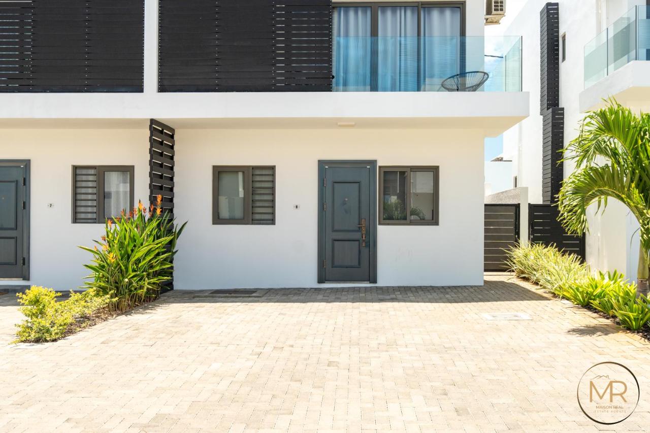 Azure 4 Bedrooms Haven Retreat: Where Tranquility Meets Turquoise Waters, Flic en Flac Mauritius - B&B Flic en Flac