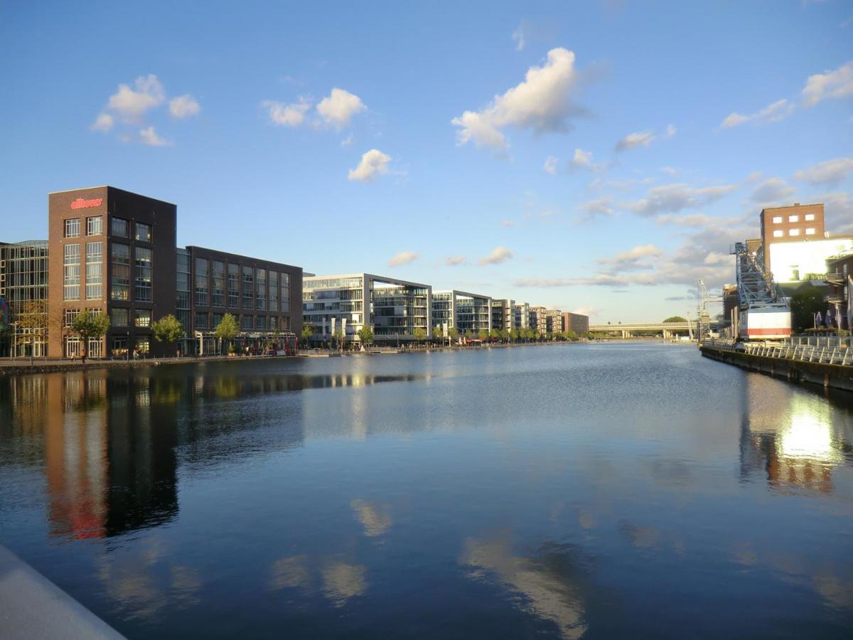 - Graphite Modern 3-Room Apartment - Stylish Grey Interior - Spacious Terrace - Fully Equipped Kitchen - Wi-Fi - Renovated 2024 - Central & Convenient Location - Free Parking - Near Bus & Airport - - Chambres d’hôtes Duisbourg