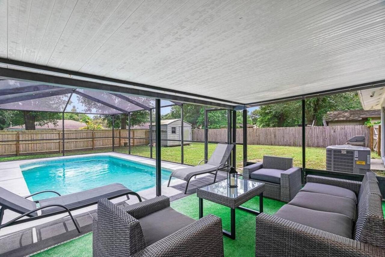 Stunning Heated Pool House Close to Tampa & Casino - Chambres d'hôtes Seffner