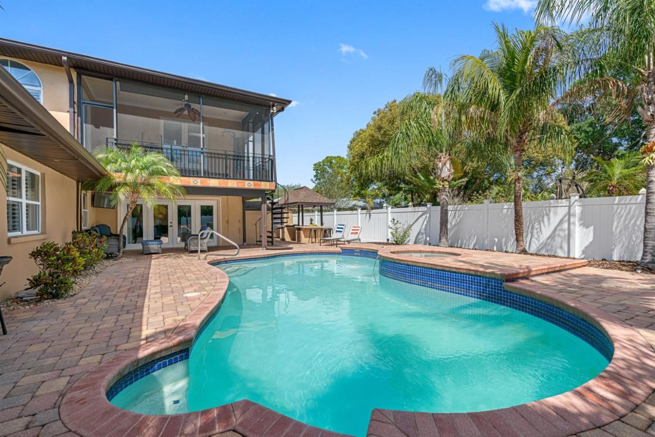 Luxury Mansion w Heated Pool and Spa - B&B Tampa