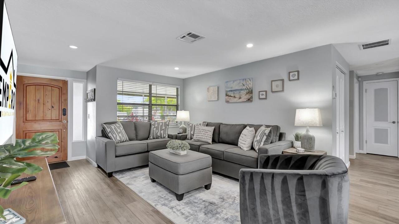 3BR Oasis Sleeps 10 Heated Pool Ping Pong! - B&B Dunedin