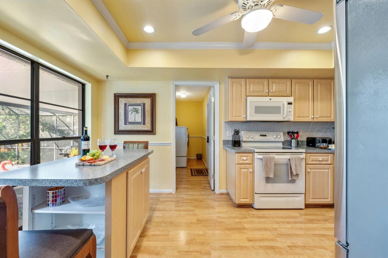 Stunning Home w Heated Saltwater Pool & Pond View - Bed and Breakfast Tampa