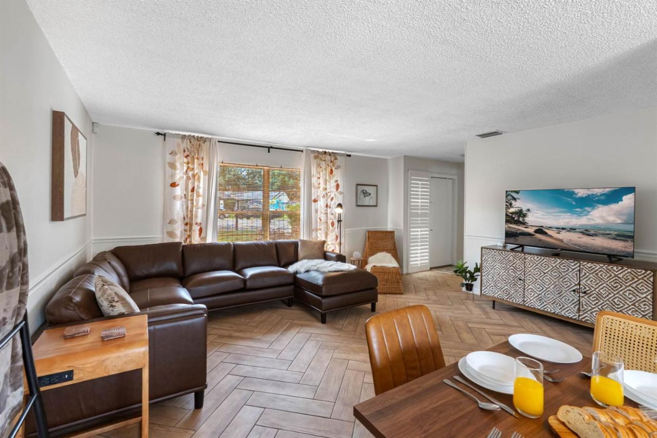 Lounge & Play in Chic North Tampa Home - B&B Tampa
