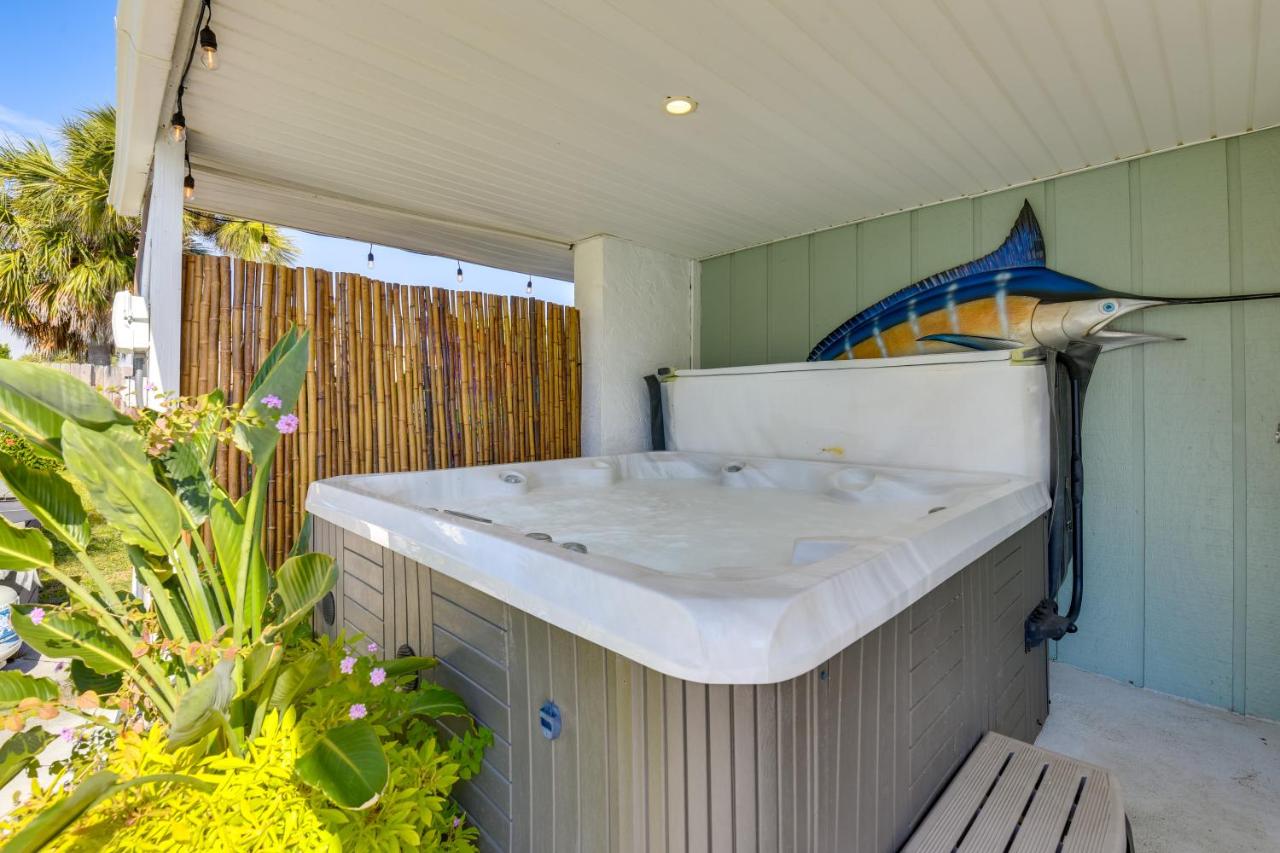 Steps to Sea! Okaloosa Island Gem w/ Outdoor Oasis - B&B Fort Walton Beach