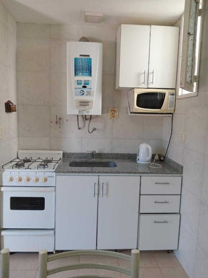 Departamento con cochera para 4 personas, 2 ambientes en Villa Gessel a cuatro cuadras de la playa - Chambres d'hôtes Villa Gesell