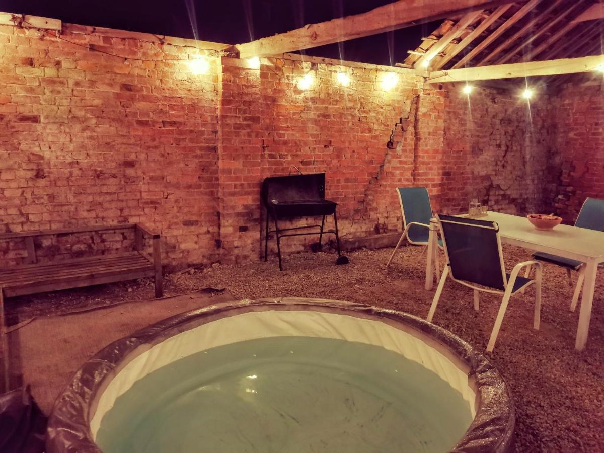 Lincoln Halo Dome,Hot Tub,6 beds, Projector - Groups OK - B&B Snelland