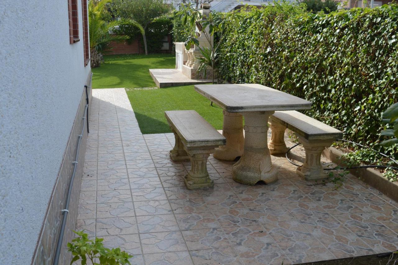Vista Cunit es una gran casa con piscina, barbacoa - B&B Cubelles