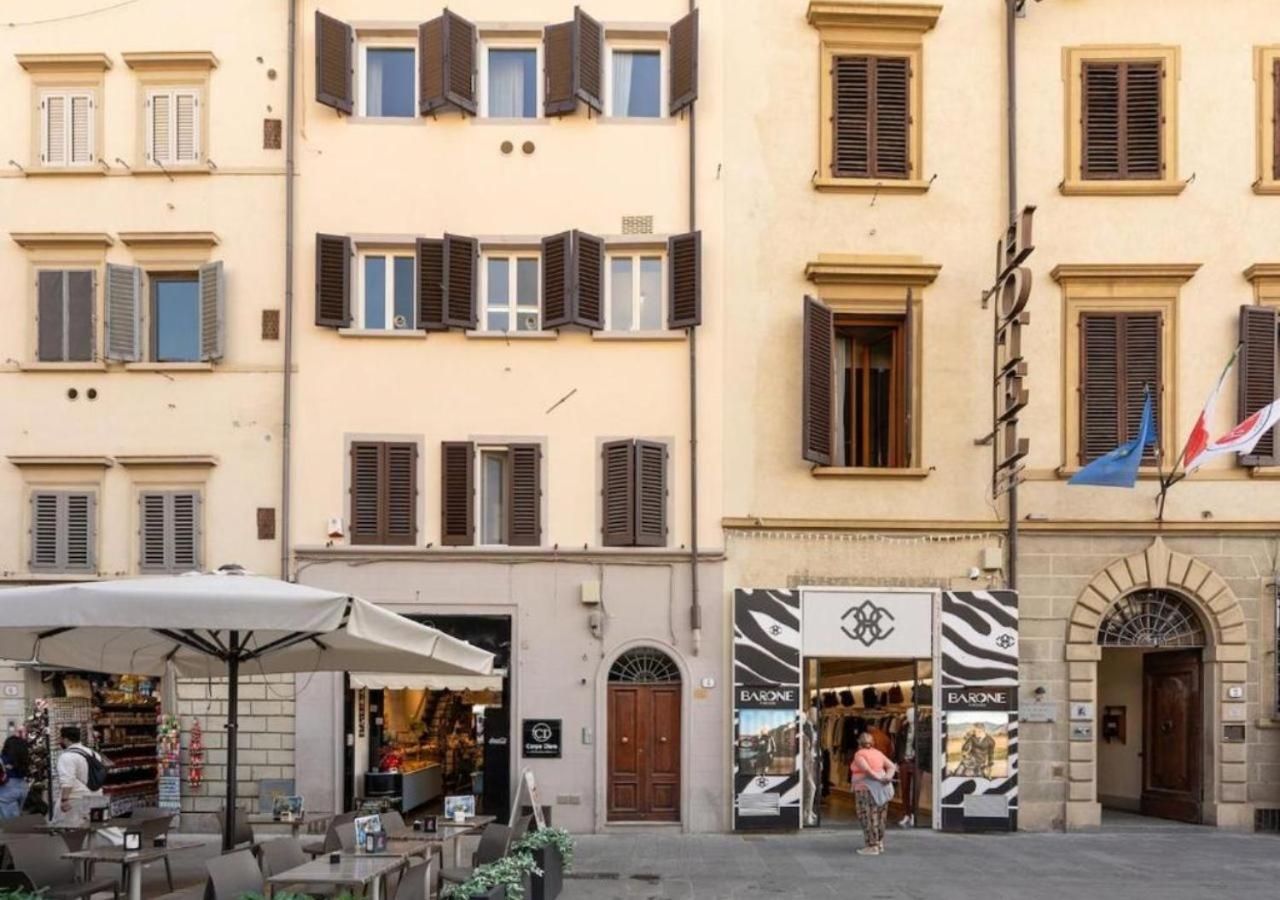 Avelli Pia Fourth Floor with 2 Bathrooms - Florence Charming Apartments - Delightful and bright 4rd-floor apartment without elevator, overlooking one of Florence's most beautiful squares, Exceptionally located for exploring the city - B&B Florence