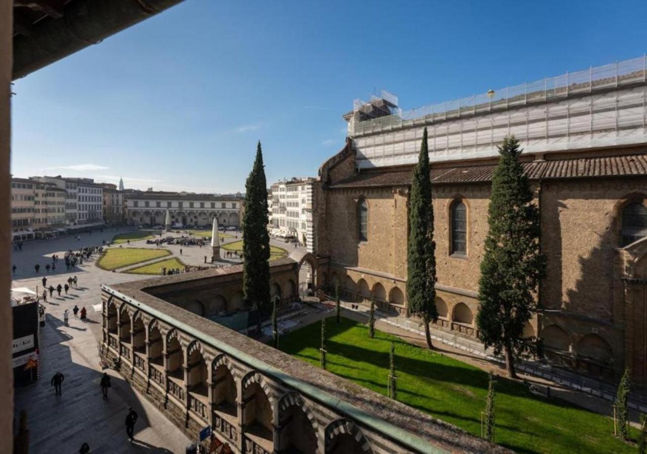Avelli Pia Fourth Floor with 2 Bathrooms - Florence Charming Apartments - Delightful and bright 4rd-floor apartment without elevator, overlooking one of Florence's most beautiful squares, Exceptionally located for exploring the city - Chambres d'hôtes Florence