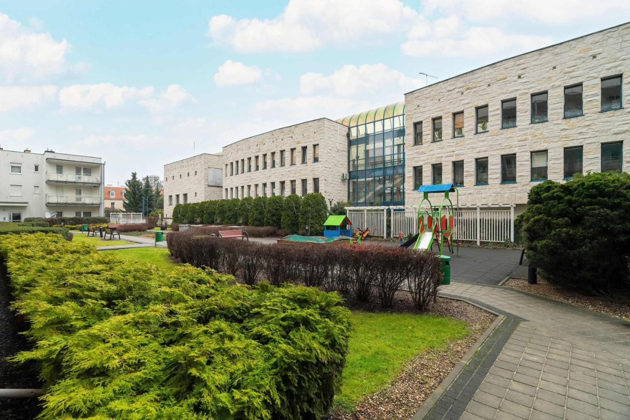 Comfortable Apartment with Parking in Poznań by Noclegi Renters - B&B Poznań