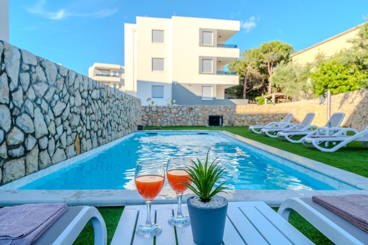 Pasko 5 centrally apartment with pool - B&B Novalja